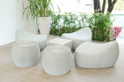 白い椅子とテーブル、観葉植物のあるスペース