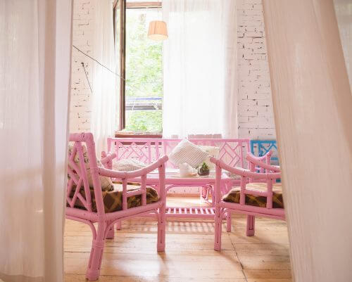 ピンクの椅子とベンチ