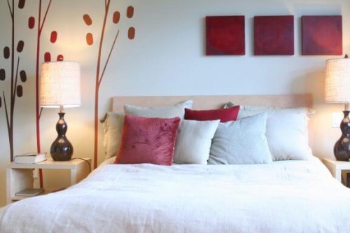 さまざまな色のクッション　寝室　暖色系　組み合わせ　