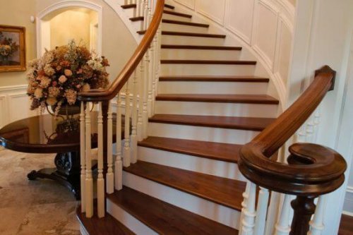 あなたの家の階段に美しい木の手すりを Decor Tips