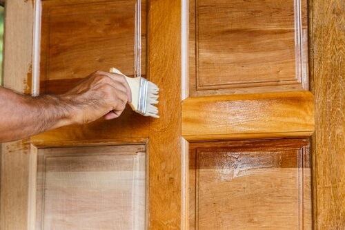 ドアのニス塗り作業　ドア   テーブル   リメイク