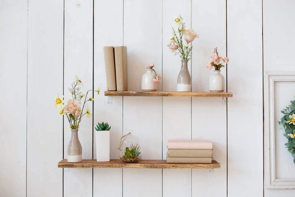 ホームインテリアデザインにおける７つのルール-ラックに花瓶や本を装飾