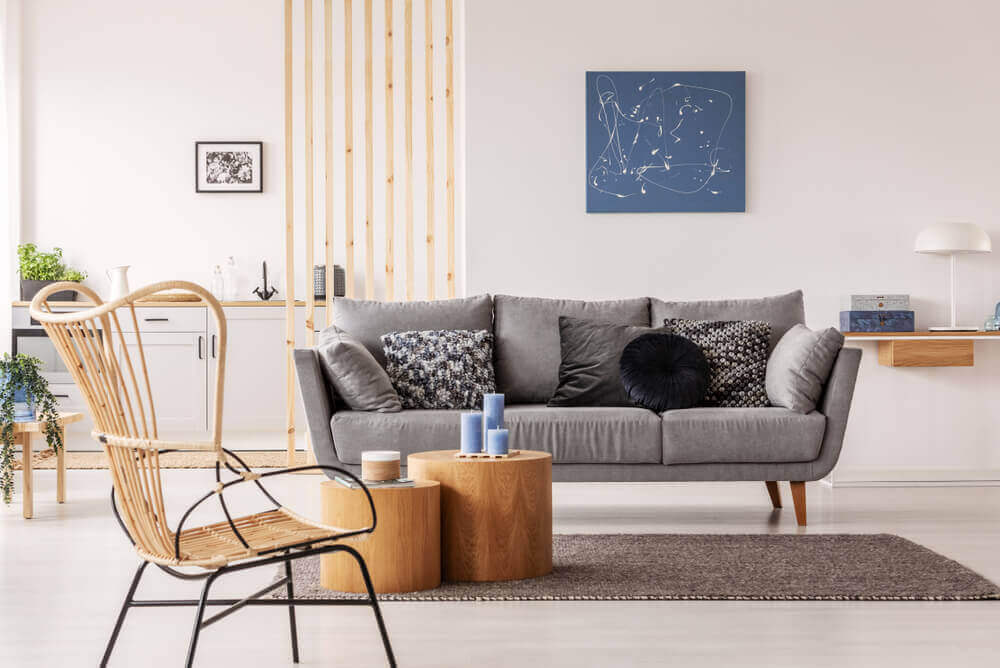 ホームインテリアデザインにおける７つのルール-明るい色の部屋にグレーのソファ