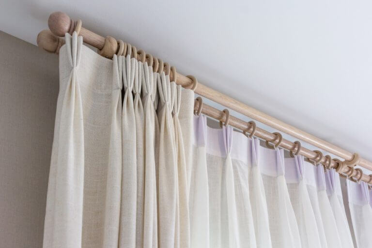 リビングルームにカーテンをかける独創的な方法　レール