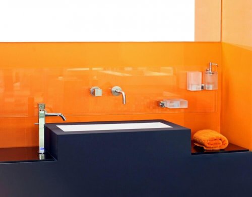 オレンジの壁に黒を合わせたバスルーム