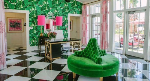 ピンクと緑を基調にした部屋