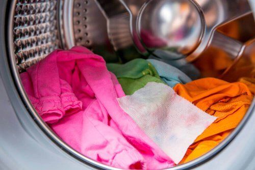 洗濯機の中の色物の衣服