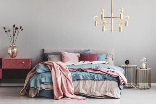 ベッドメイキングという芸術 大きいサイズのベッドと統一感のある色のシーツ