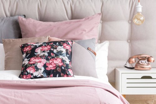 白とピンク基調としたベッド