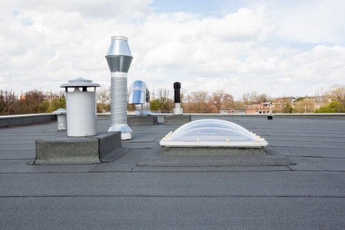 自宅を防水にする３つの方法 煙突のあるモダンな陸屋根