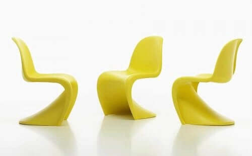 プラスチックによる一体成型の椅子「パントンチェア」