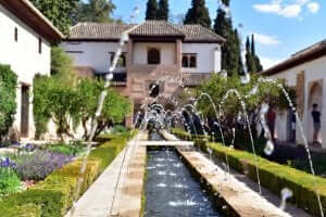 装飾的要素のある水路：庭にぴったりのリル　イスラム社会