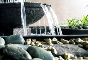 装飾的要素のある水路：庭にぴったりのリル
