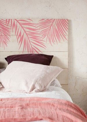 핑크와 화이트 톤을 섞어 표현한 나무판자 침대 헤드 보드