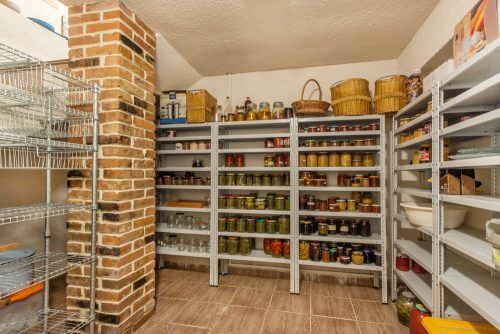 식료품 저장실은 냉장고가 상용화되기 훨씬 전부터 식품의 저장과 보존 역할을 수행해왔다.