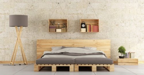 목재 팔레트로 미니멀한 침대를 만들 수 있다.