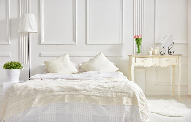 하얀색 배경의 침실 그리고 하얀색 침대 