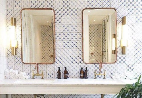 러스틱한 욕실을 꾸미려면 오래되거나 빈티지한 느낌의 거울틀을 골라보자.