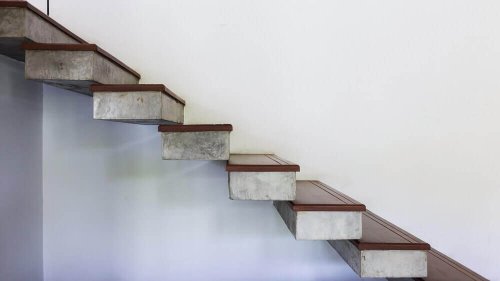 모던하고 미니멀한 공중 계단은 공간 분위기를 가볍게 띄워주는 역할을 한다. 