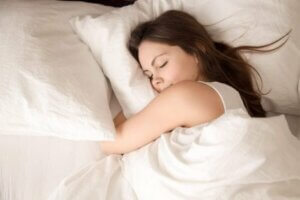 아침에 침대를 정리하는 습관의 장점: 깨끗하고 깔끔이 정리된 침대