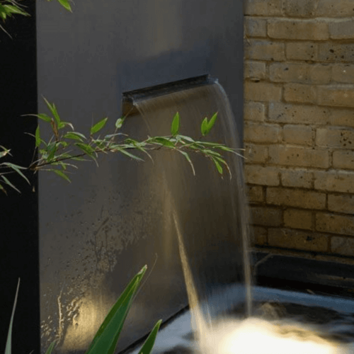 아름다운 미니멀리즘 정원 분수: 벽 분수 이미지