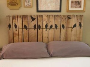 Hoofdeinde van houten planken met vinyl vogeltjes