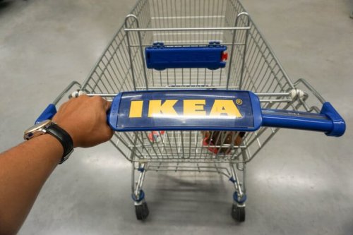 Winkelen bij IKEA met een winkelwagen