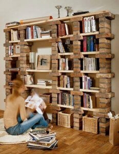 boekenkast met baksteen en houten planken