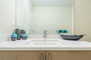 een opgeruimde badkamer grijs met blauw