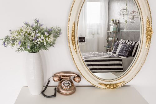 Klassieke spiegellijst met reflectie van slaapkamer