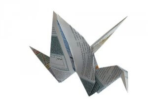 Maak origami om op te hangen met oude tijdschriften