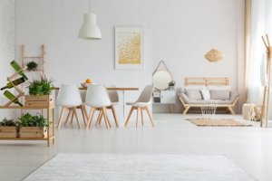 Minimalistische woonkamer met witte meubels