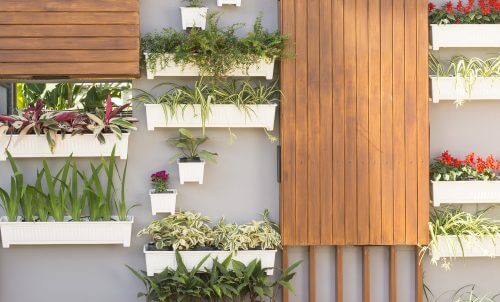 Kunstbloemen buiten in de vorm van een verticale muur