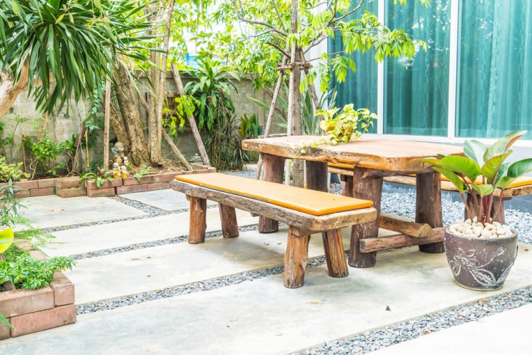 Een houten bank en tafel op je terras