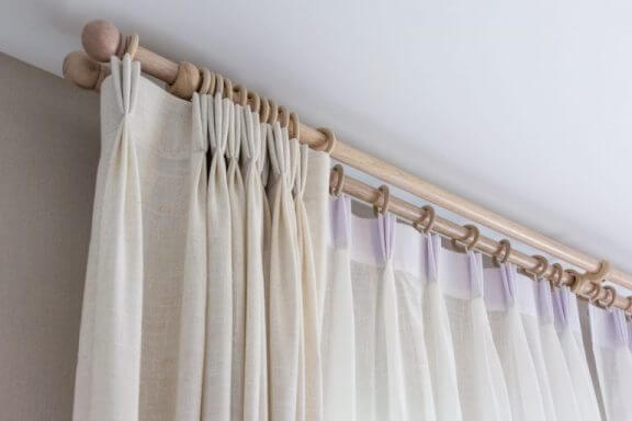 4 manieren om de gordijnen in de woonkamer op hangen - Decor Tips