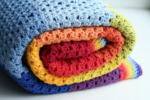 Een gehaakte deken met meerdere kleuren
