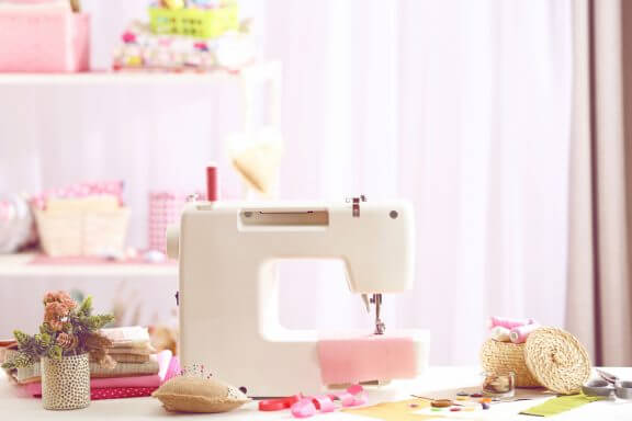Een roze kamer met witte naaimachine