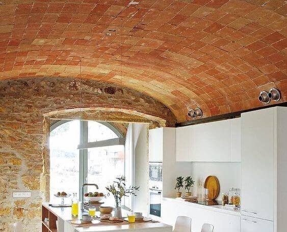 Keuken met een plafond van steen