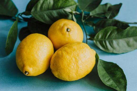 Drie losse citroenen