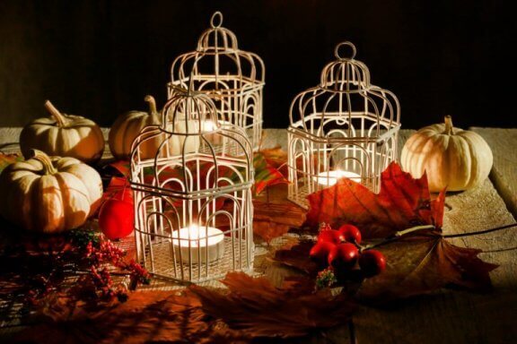 Decoratieve vogelkooien met kaarsen