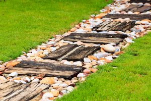 Gerecycled houten pad met stenen