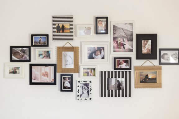 Witte muur met familiefoto's als decoratie