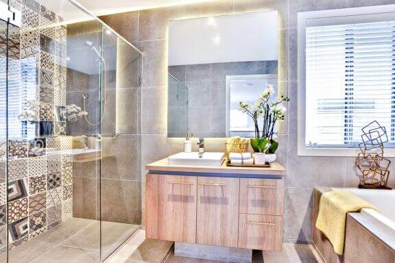 Kleine badkamer met grote spiegel
