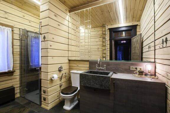 Badkamer met grote spiegel