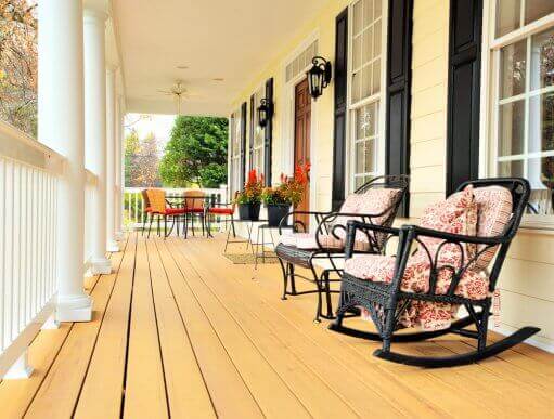 Rustieke houten veranda met schommelstoelen