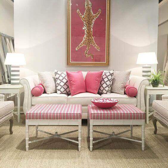 Wit interieur met roze details