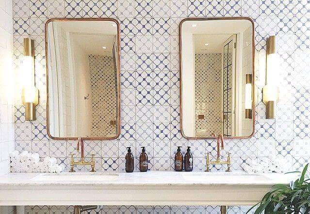 Spiegels in een rustieke badkamer