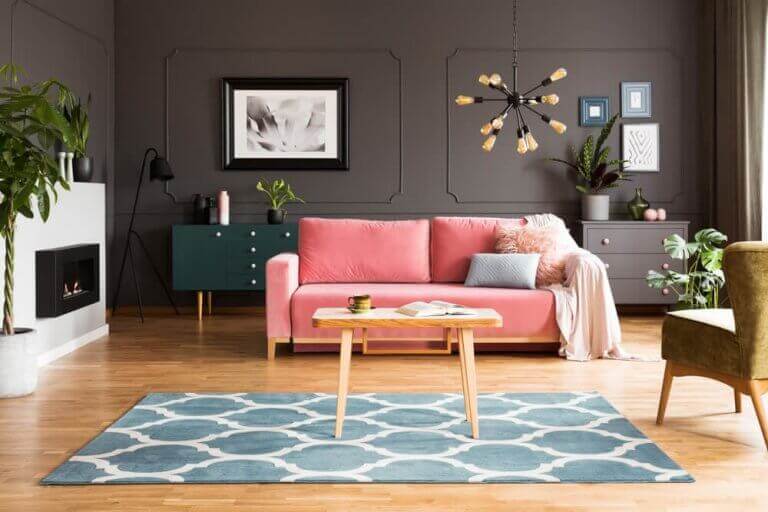 Zwarte muur en gekleurde meubels