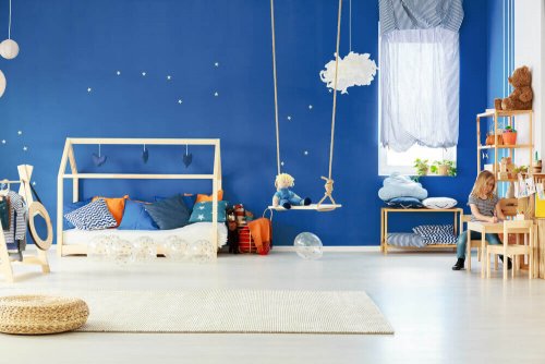 Slaapkamer van een kind met een schommel