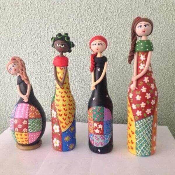 Poppen van flessen gemaakt